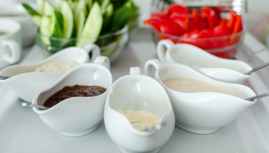 Jak podawać sos do potraw zgodnie z savoir vivre?