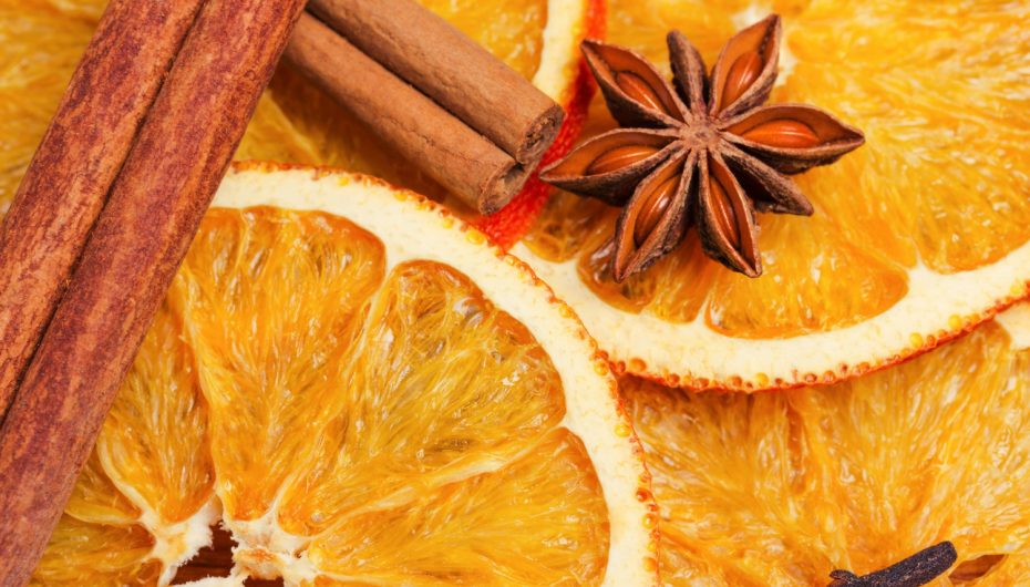 Zapachy Świąt: cynamon, goździki i pomarańcze – jak wykorzystać je w kuchni?